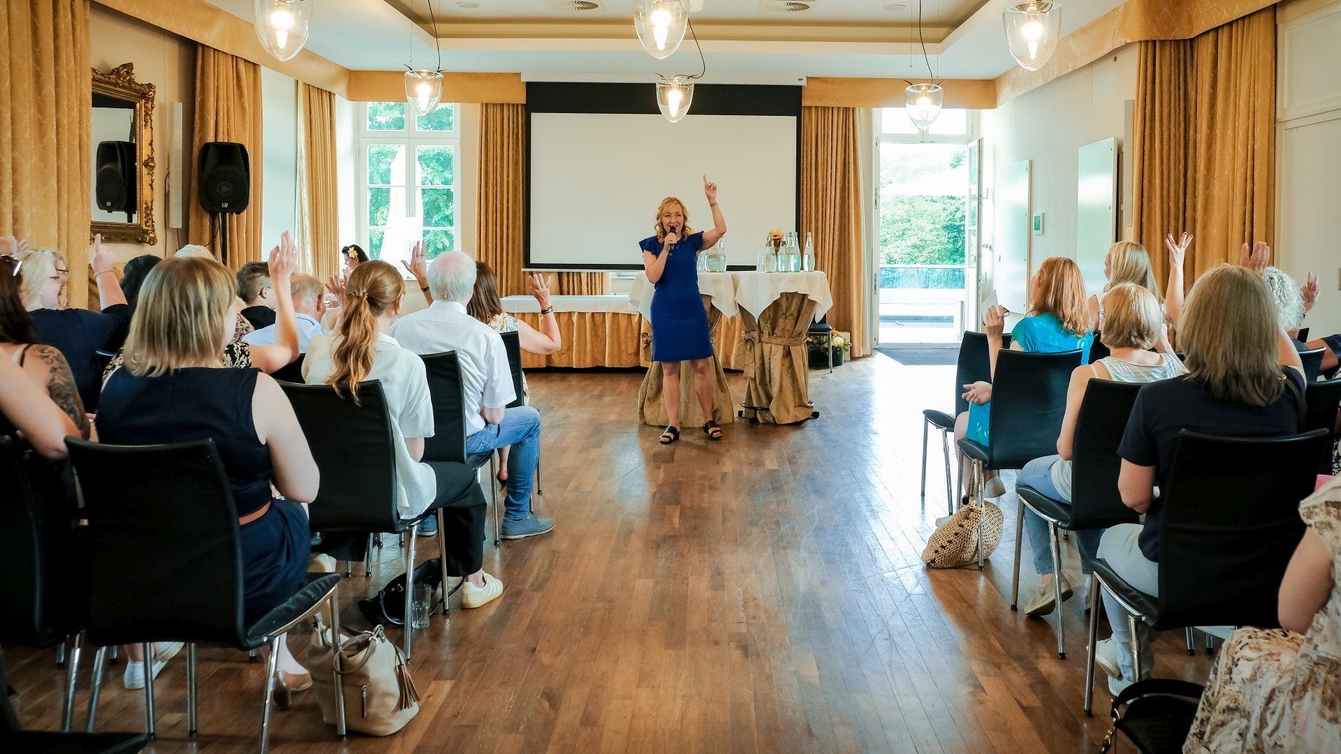 Beim Event im Rahmen des Nationalen Aktionstages zur Unternehmensnachfolge durch Frauen im Ruhrgebiet, zeigen Frauen wie Nachfolge gelingt. Sabine Ziemke moderiert im vollen Saal.